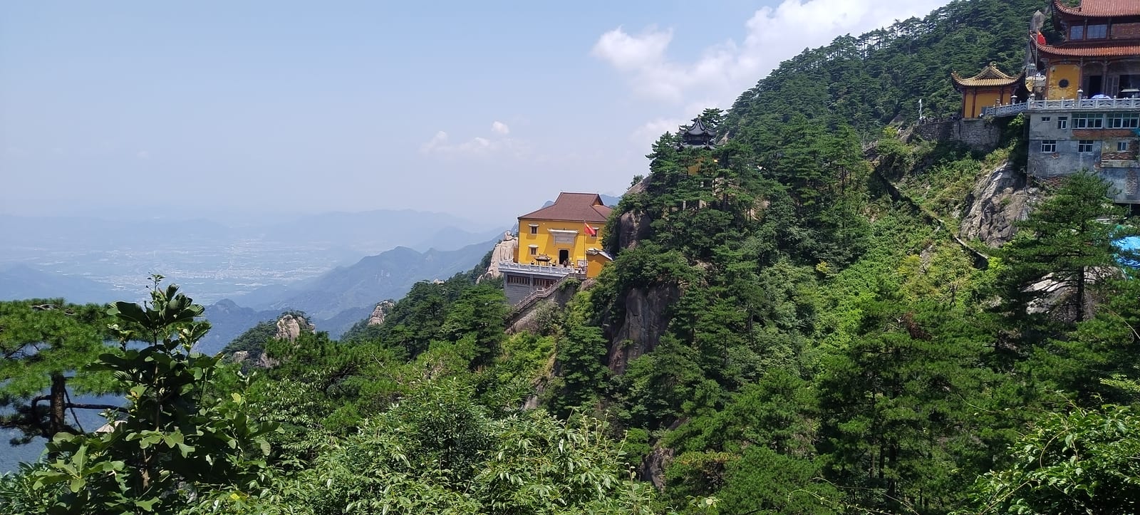 九华山峭壁寺院、绿色山脊与远山