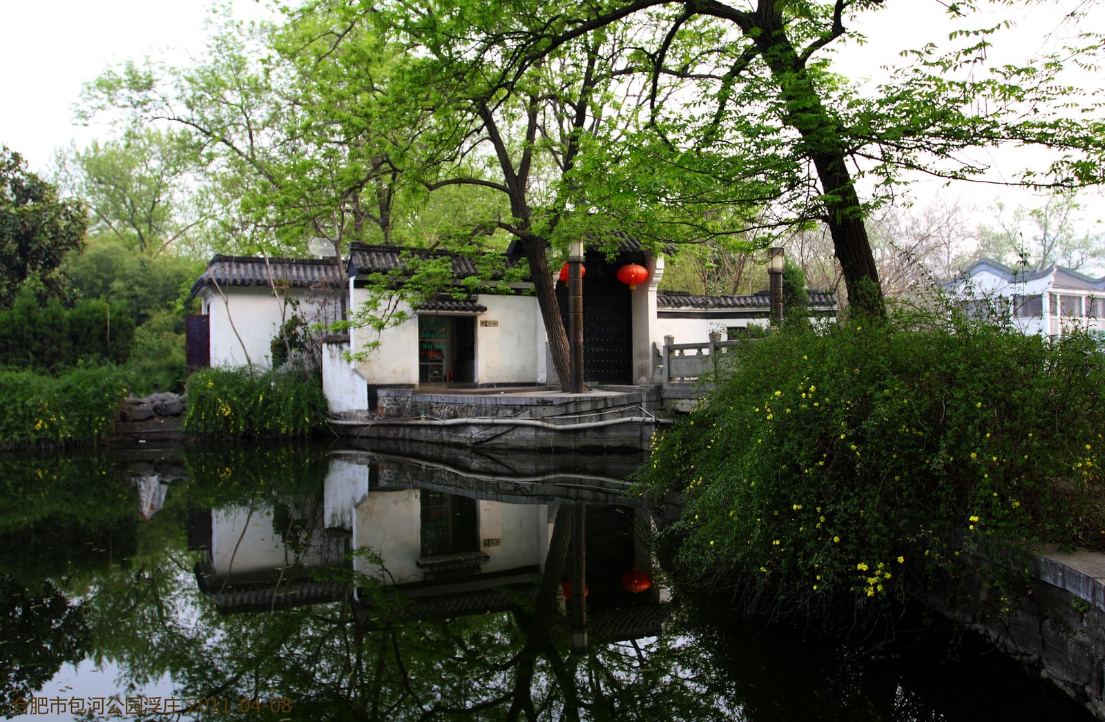 合肥包河公园浮庄白墙建筑、水面倒影与春季绿树