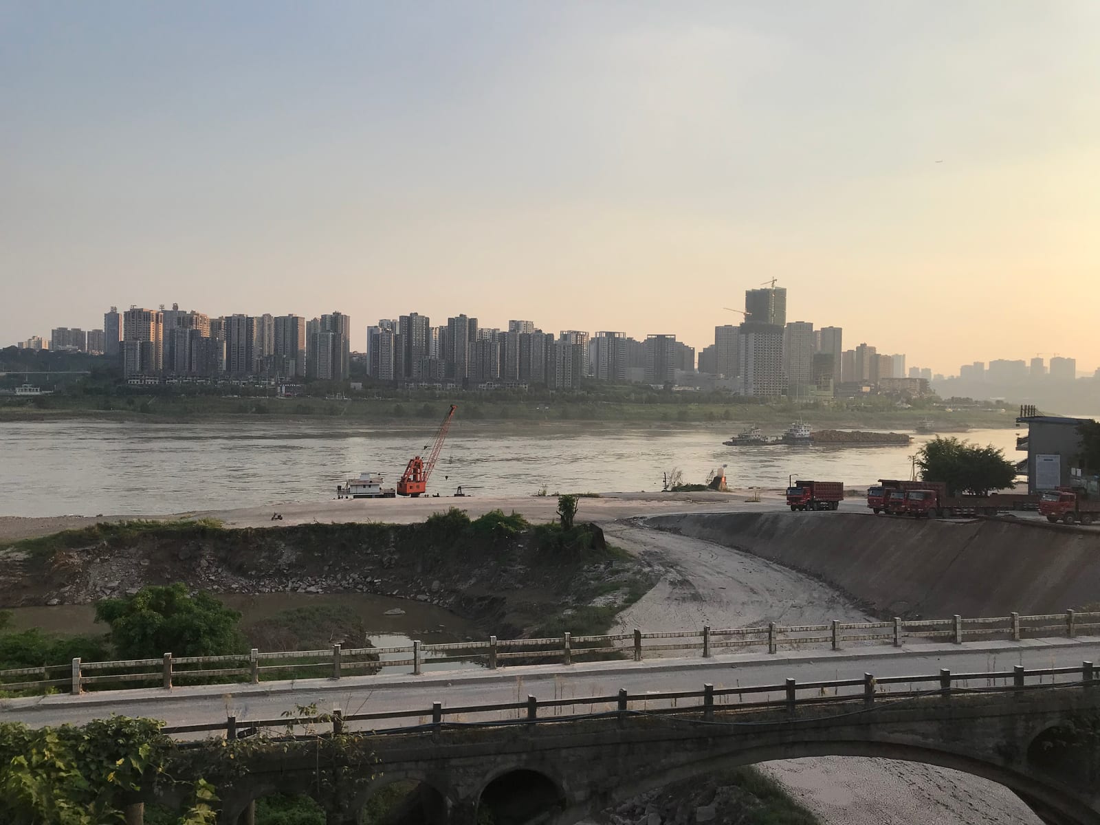 重庆巴南区李家沱长江岸线、城市建筑与道路