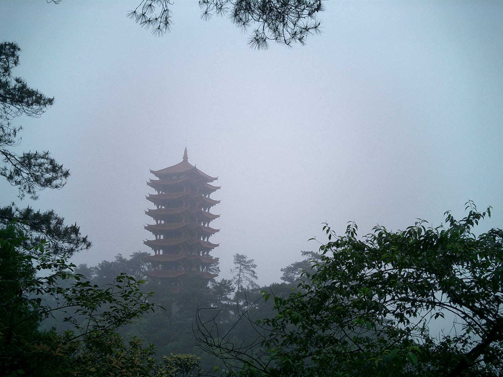 北碚缙云山雾中宝塔、松树与山林