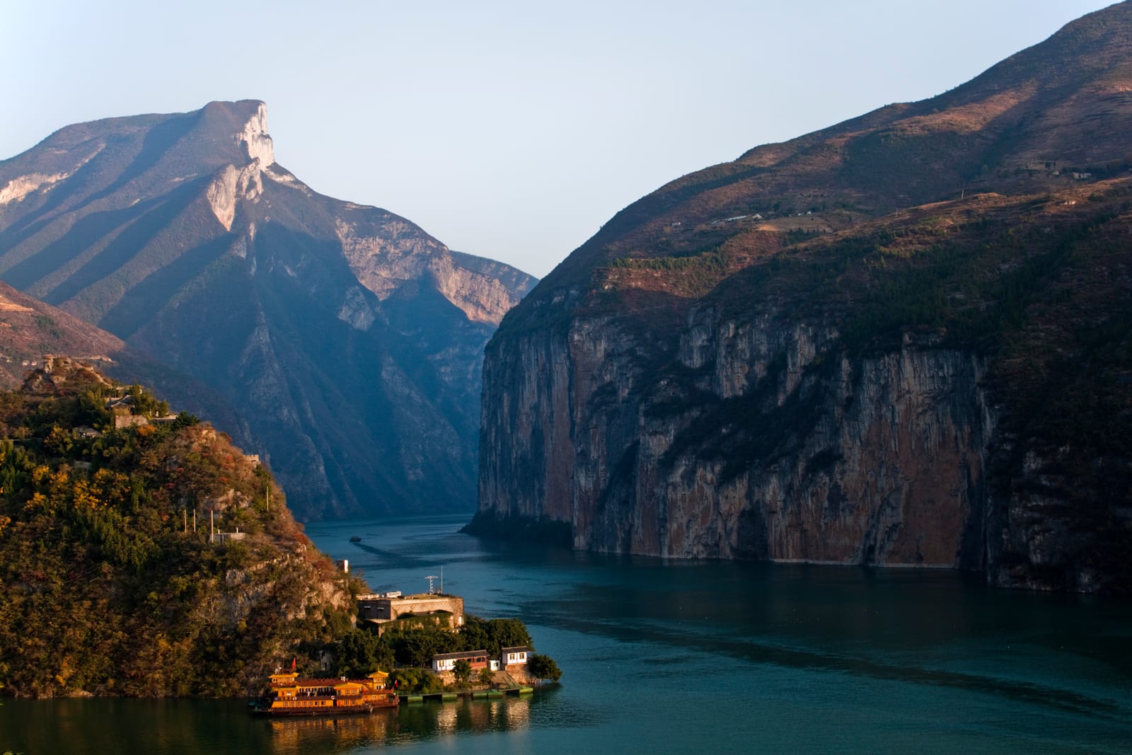奉节白帝城方向眺望瞿塘峡峡谷与长江