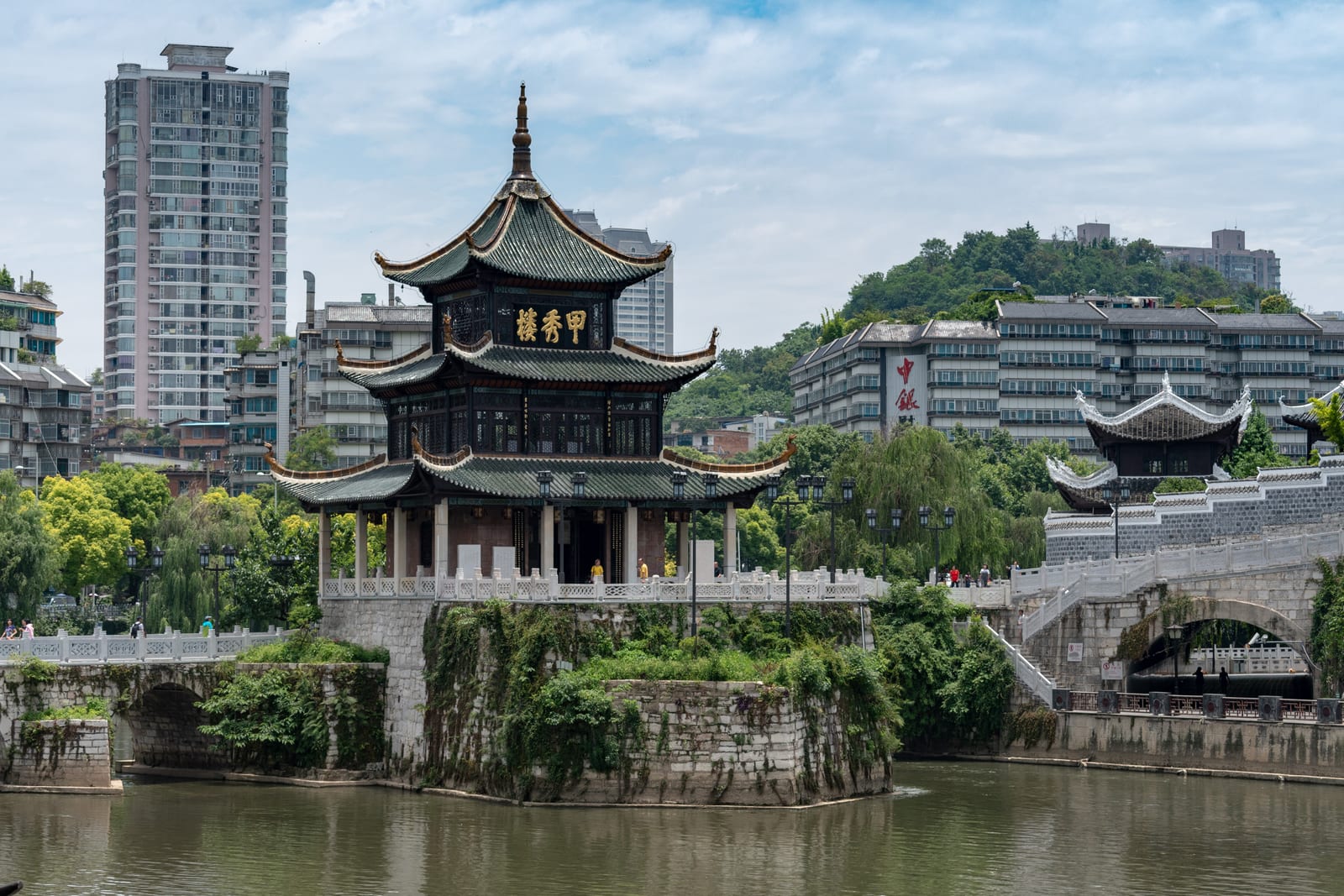 贵阳甲秀楼临水建筑与石桥