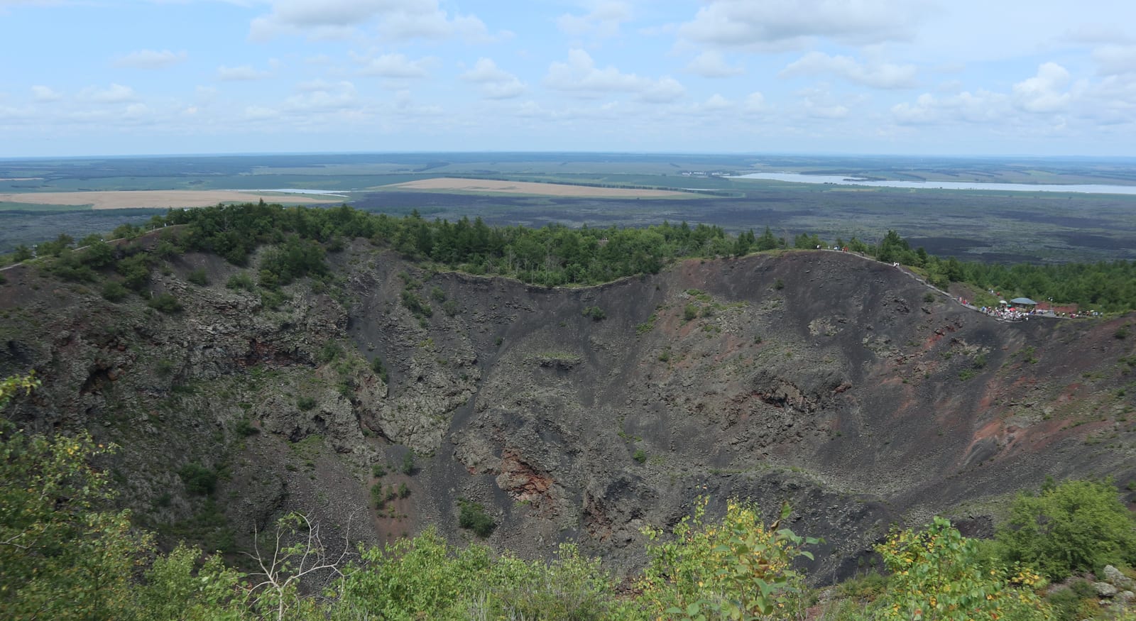 黑河五大连池老黑山火山口与周边熔岩地貌