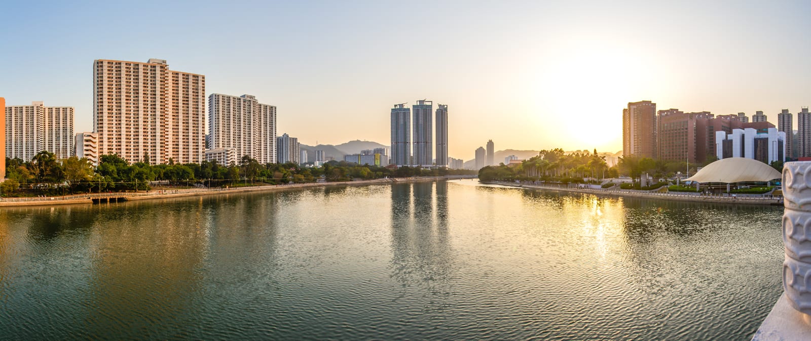 香港沙田城门河与两岸城市景观