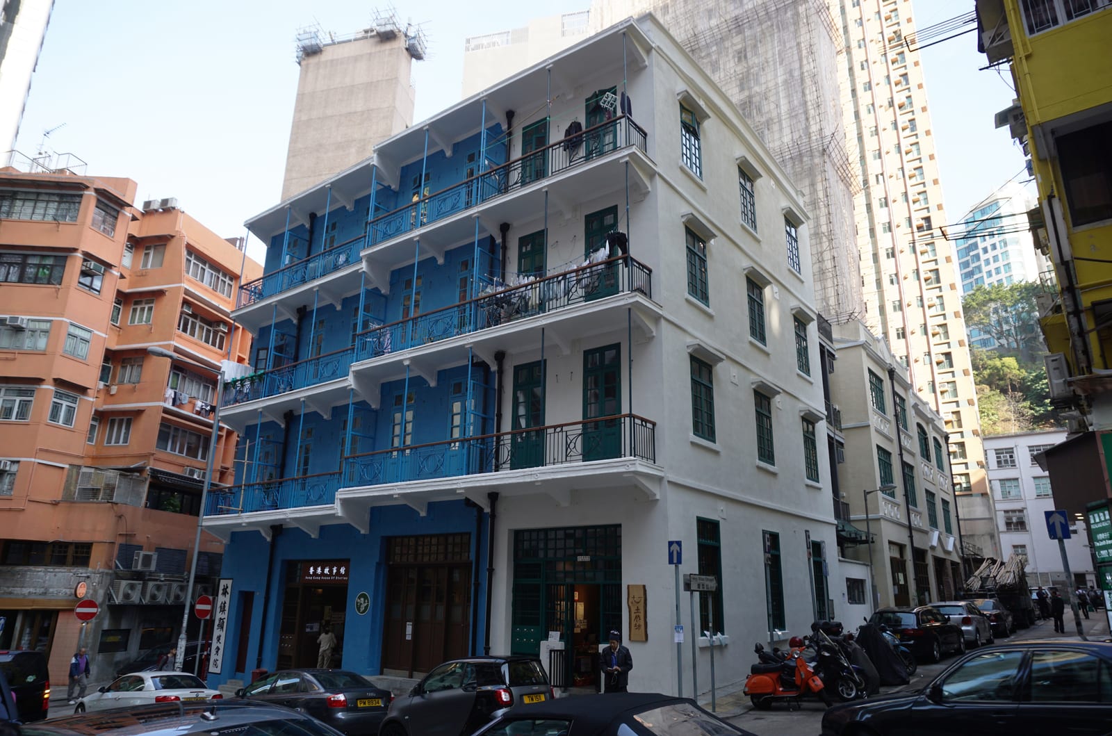 湾仔石水渠街蓝屋蓝色外墙、阳台与街道