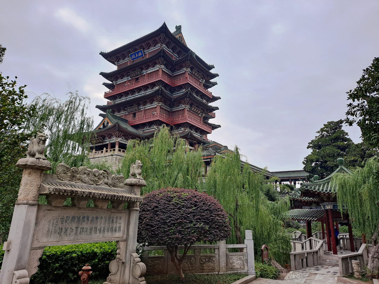 南昌滕王阁楼阁、屋顶与树木