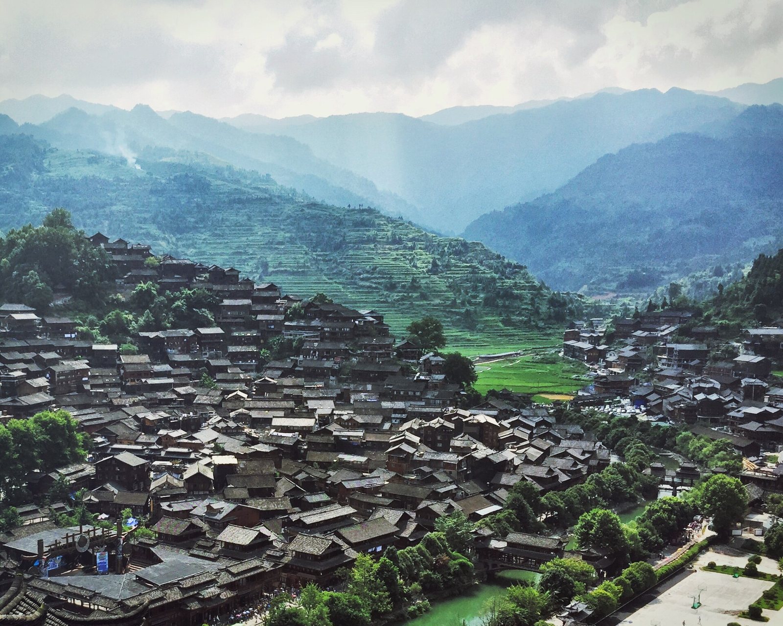 贵州黔东南西江千户苗寨与山间梯田全景