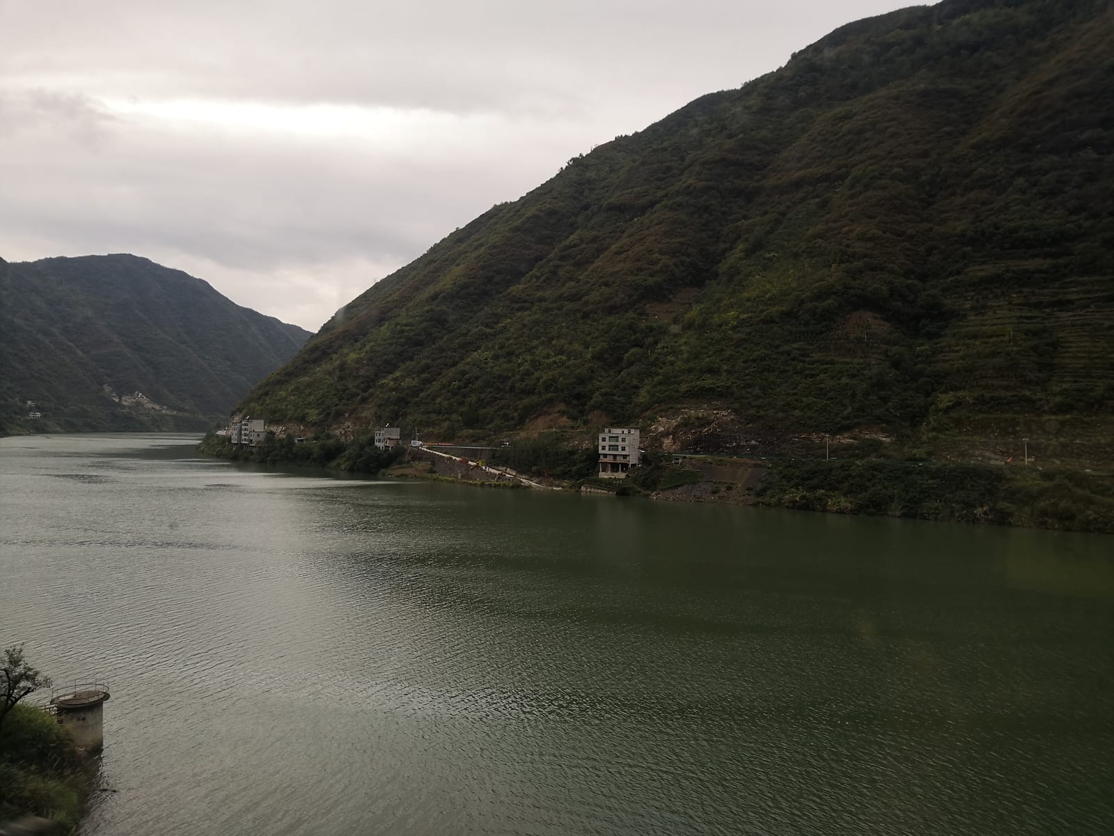 陕西安康汉江水面、两岸山地与沿岸道路