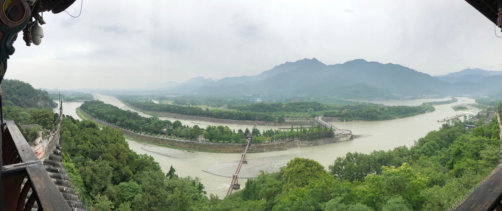 从高处俯瞰都江堰岷江分水工程、河道与远山