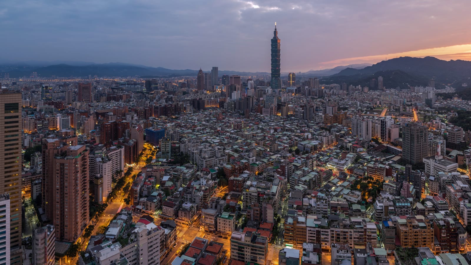 台北日出天际线与台北101大楼