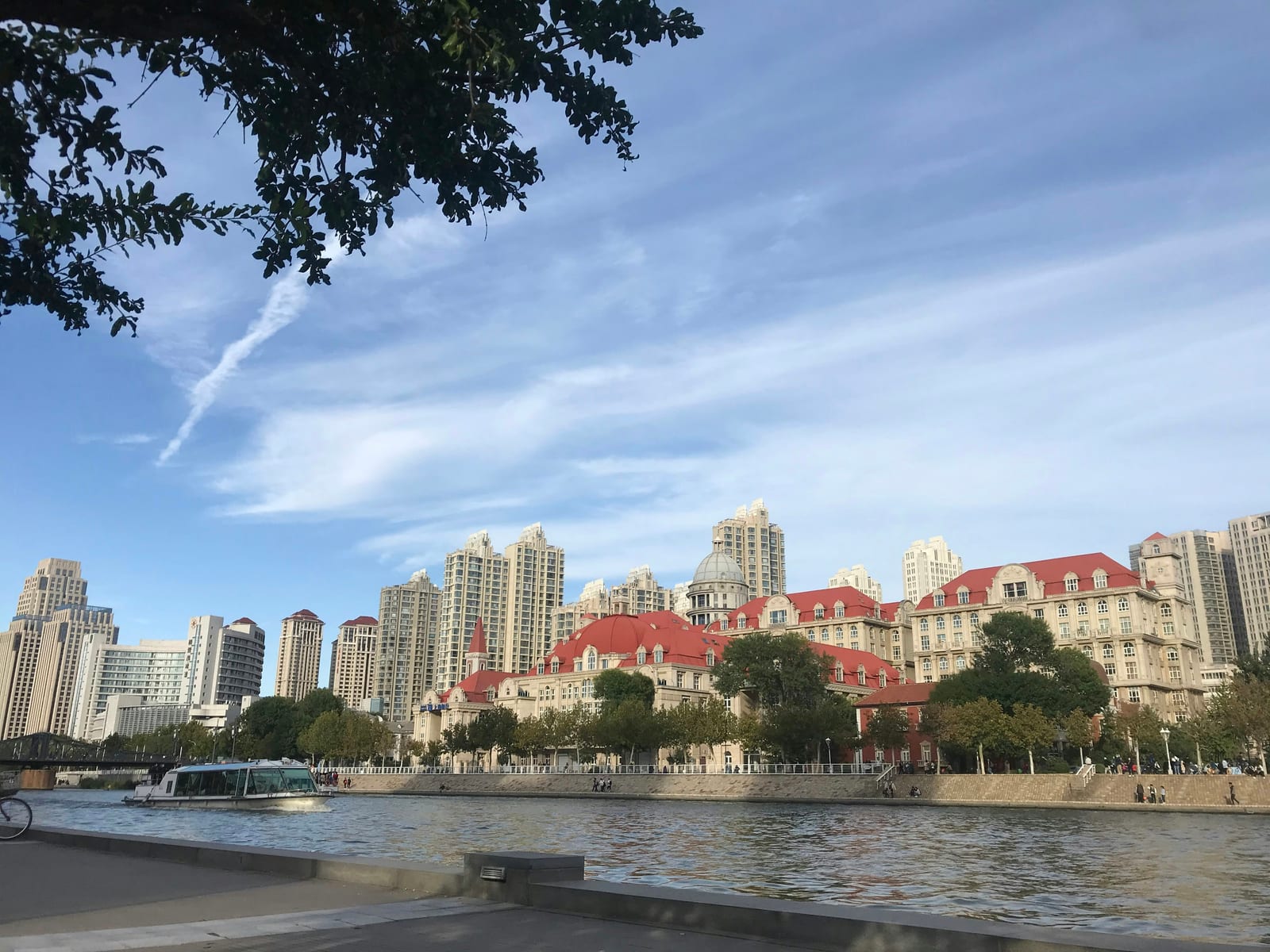 天津海河沿岸城市建筑与河面